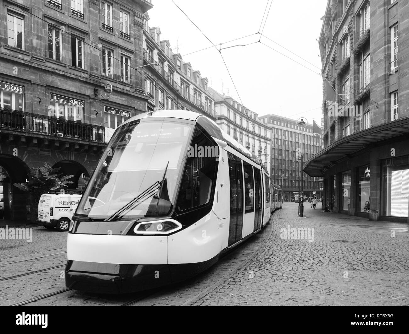 Straßburg, Frankreich - 25.September 2017: Straßenbahn durch leere Straßburg Innenstadt an einem herbstmorgen - Schwarz und Weiß Stockfoto