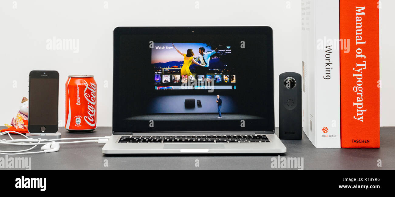 PARIS, Frankreich, 13.September 2017: Minimalistische Kreativraum mit Safari Browser öffnen auf dem MacBook Pro Laptop präsentiert Apple Keynote Website mit der Vorstellung der Stockfoto