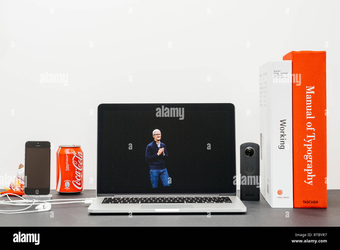 PARIS, Frankreich, 13.September 2017: Minimalistische kreative Zimmer und Safari Browser auf MacBook Pro Laptop präsentiert Apple Keynote Website mit Tim Cook Dank an die Besucher zu Steve Jobs Theater kommenden Stockfoto