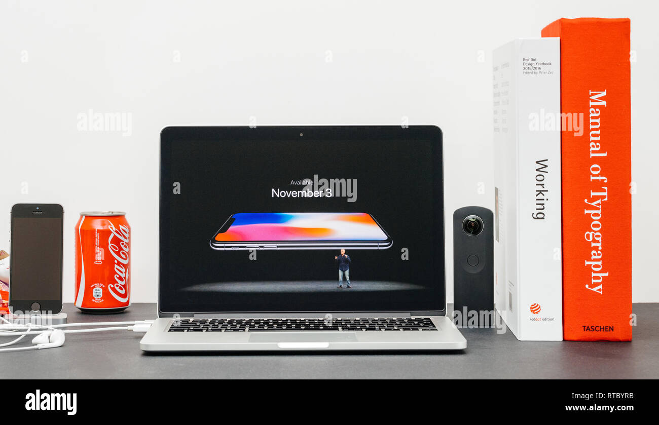 PARIS, Frankreich, 13.September 2017: Minimalistische kreative Zimmer und Safari Browser auf MacBook Pro Laptop präsentiert Apple Keynote mit Phil Schiller Apple marketing Chief bei der Vorstellung des neuen iPhone X10 verfügbar 3. November Stockfoto