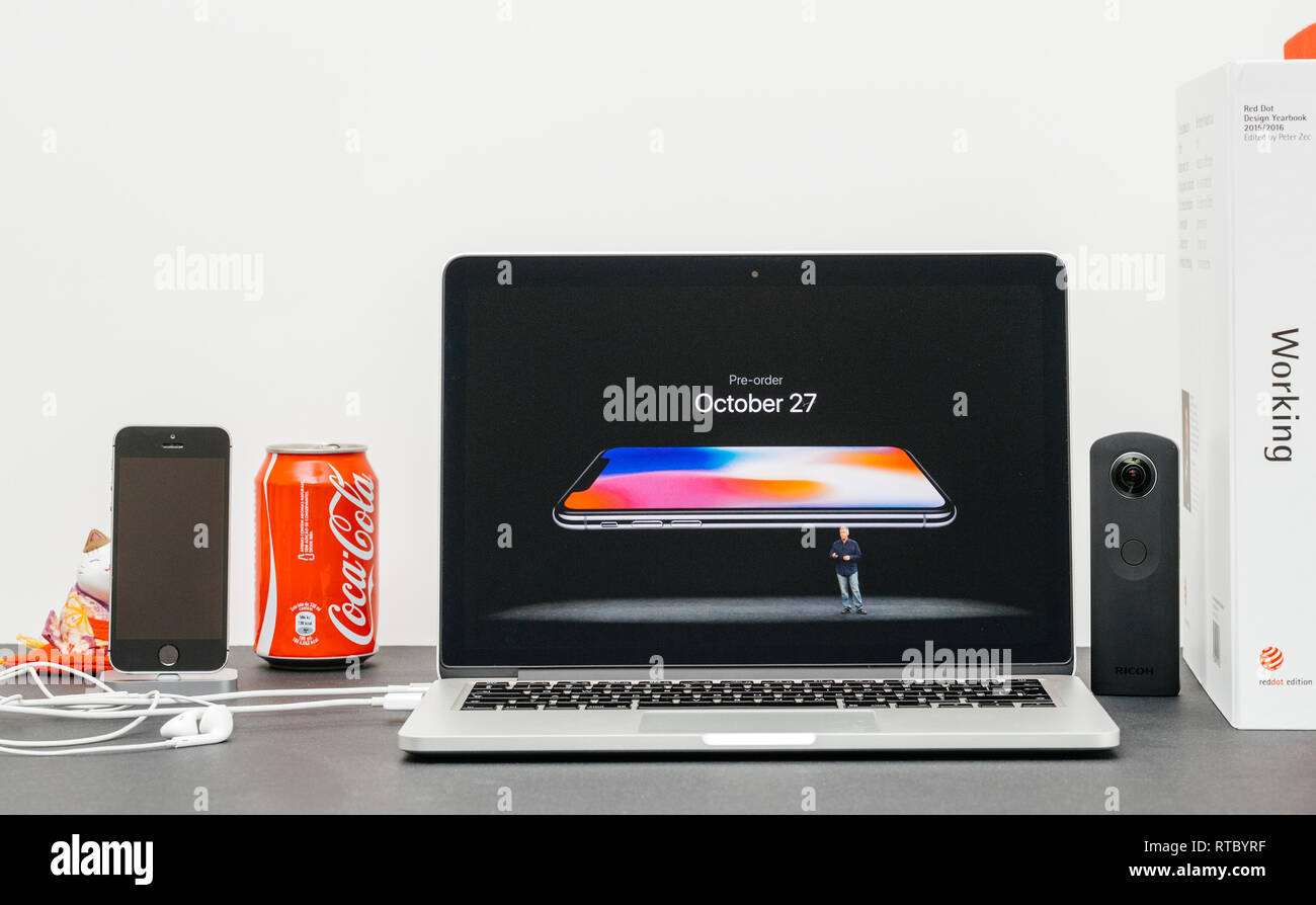 PARIS, Frankreich, 13.September 2017: Minimalistische kreative Zimmer und Safari Browser auf MacBook Pro Laptop präsentiert Apple Keynote mit Phil Schiller Apple marketing Chief bei der Vorstellung des neuen iPhone X 10 vorbestellen Oktober Datum Stockfoto