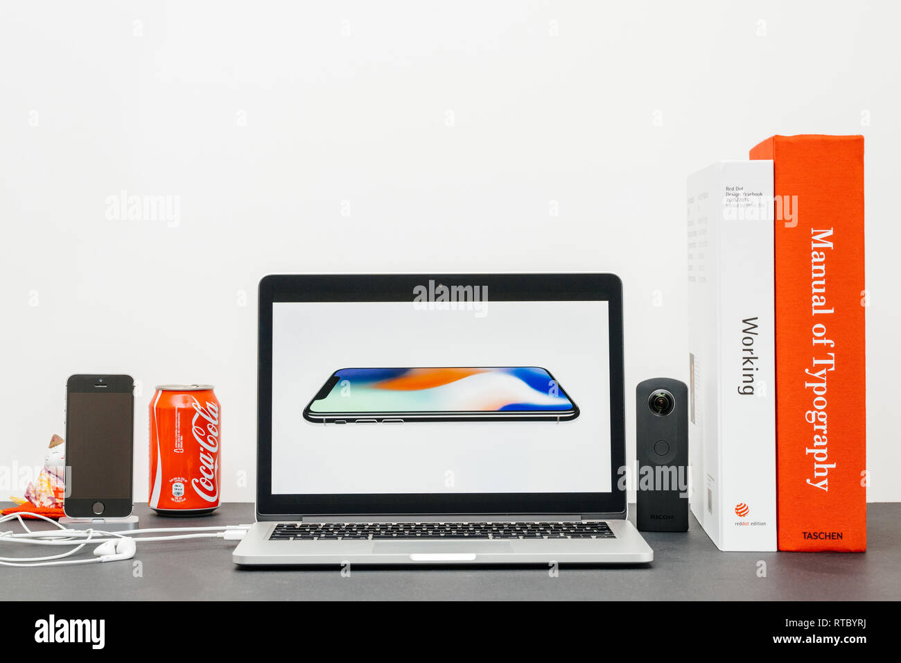 PARIS, Frankreich, 13.September 2017: Minimalistische kreative Zimmer und Safari Browser auf MacBook Pro Laptop präsentiert Apple Keynote Website präsentiert das neue iPhone X10 Stockfoto