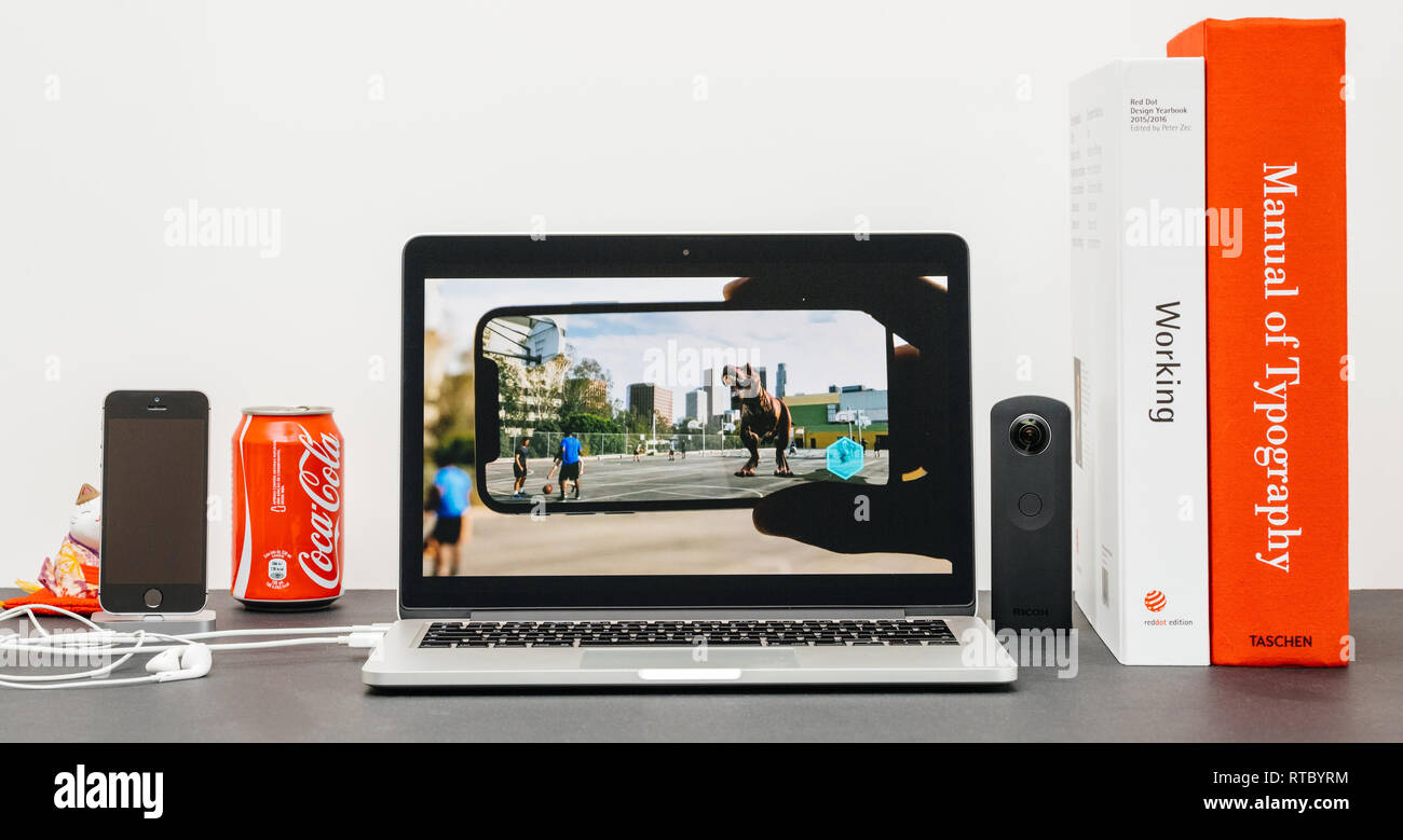 PARIS, Frankreich, 13.September 2017: Minimalistische kreative Zimmer und Safari Browser auf MacBook Pro Laptop präsentiert Apple Keynote Website präsentiert das neue iPhone X10 mit Augumented Reality VR Stockfoto