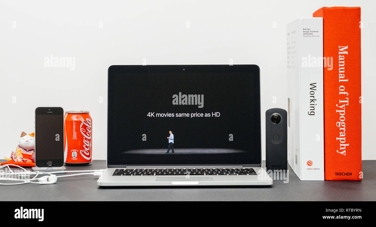 PARIS, Frankreich, 13.September 2017: Minimalistische Kreativraum mit Safari Browser öffnen auf dem MacBook Pro Laptop präsentiert Apple Keynote Website mit der Vorstellung der Stockfoto