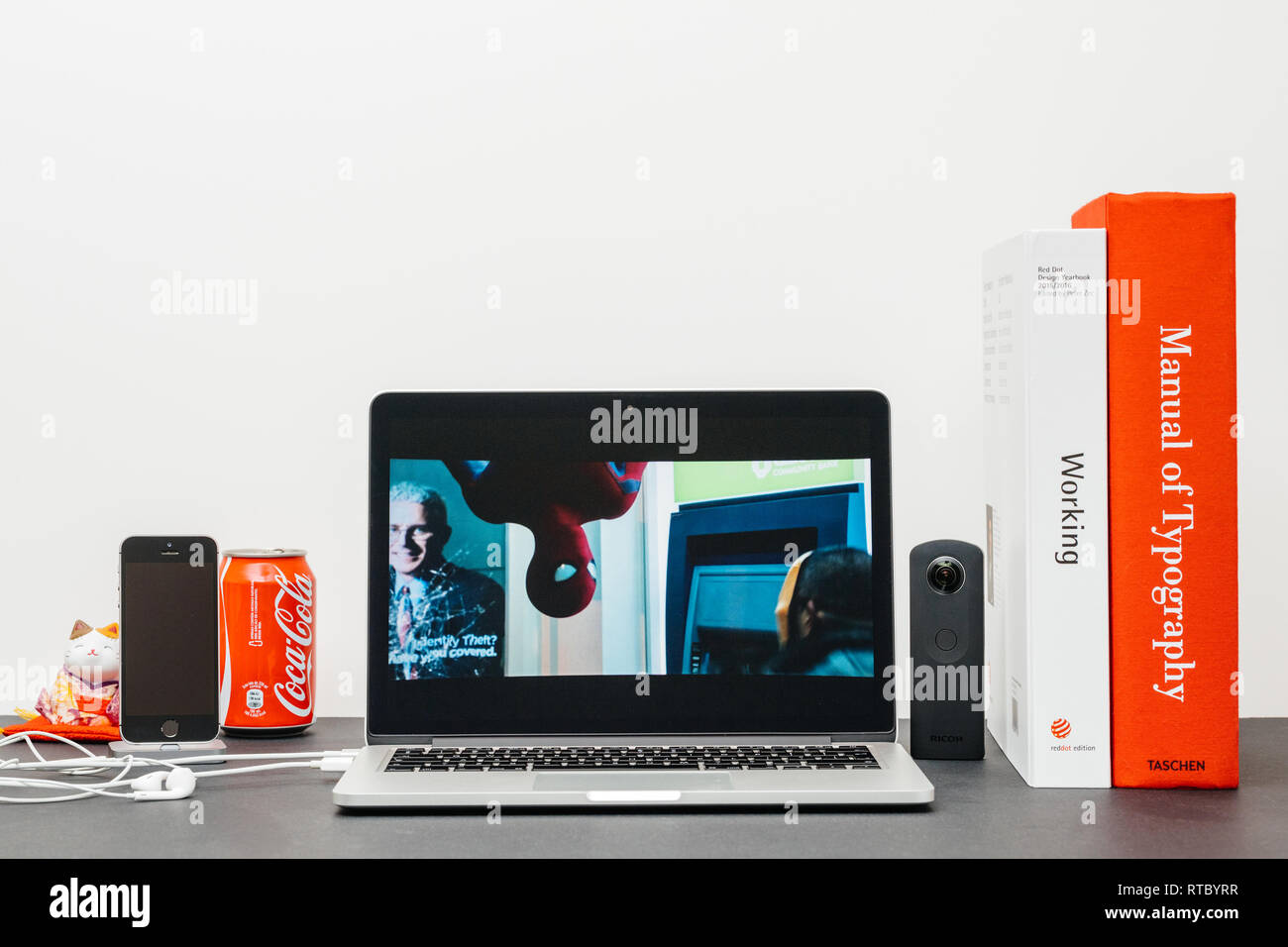 PARIS, Frankreich, 13.September 2017: Minimalistische Kreativraum mit Safari Browser öffnen auf dem MacBook Pro Laptop präsentiert Apple Keynote Website mit der Vorstellung der Stockfoto