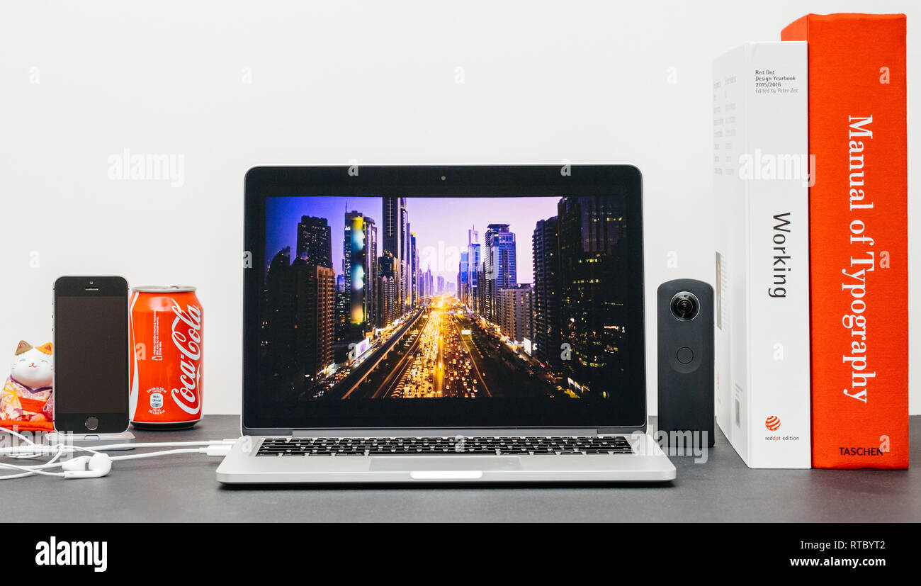 PARIS, Frankreich, 13.September 2017: Minimalistische kreative Zimmer mit Safari Browser auf MacBook Pro Laptop präsentiert Apple Keynote Website mit neuen Apple 4k-TV Wallpaper City geöffnet Stockfoto