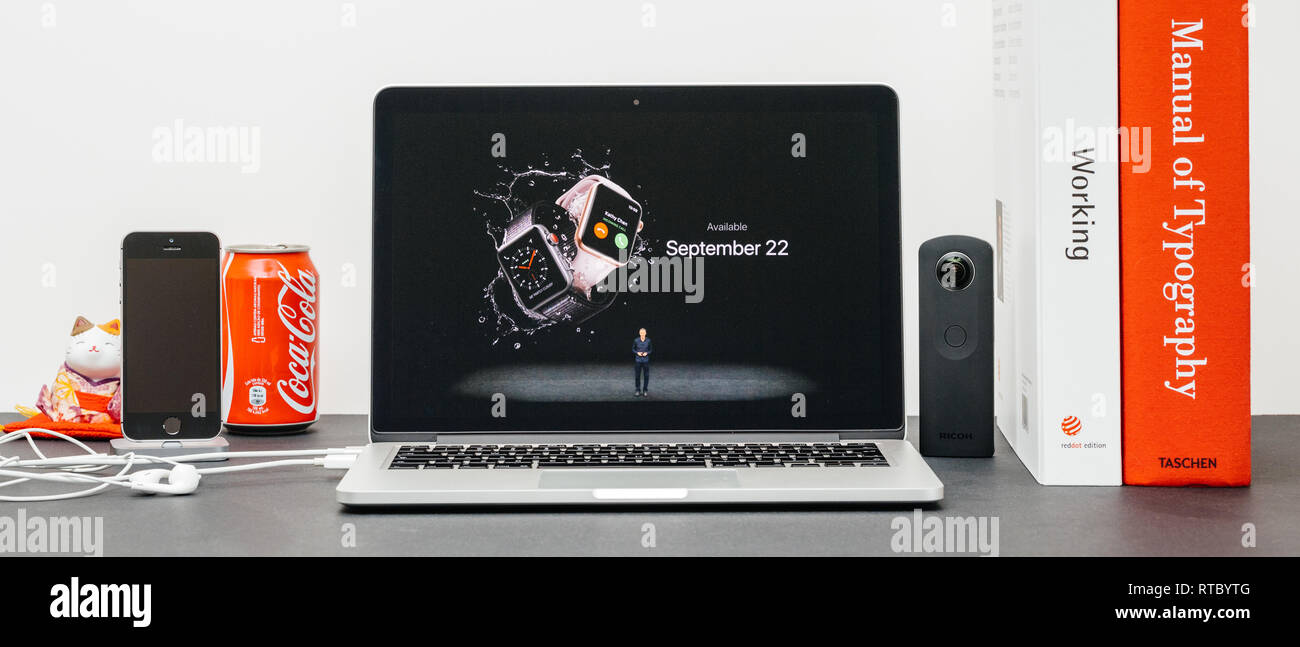 PARIS, Frankreich, 13.September 2017: Minimalistische kreative Zimmer Safari Browser auf MacBook Pro Laptop präsentiert Apple Keynote - Apple COO Jeff Williams bei der Vorstellung des Apple Watch 3 Verfügbarkeit auf Bestellung öffnen Stockfoto