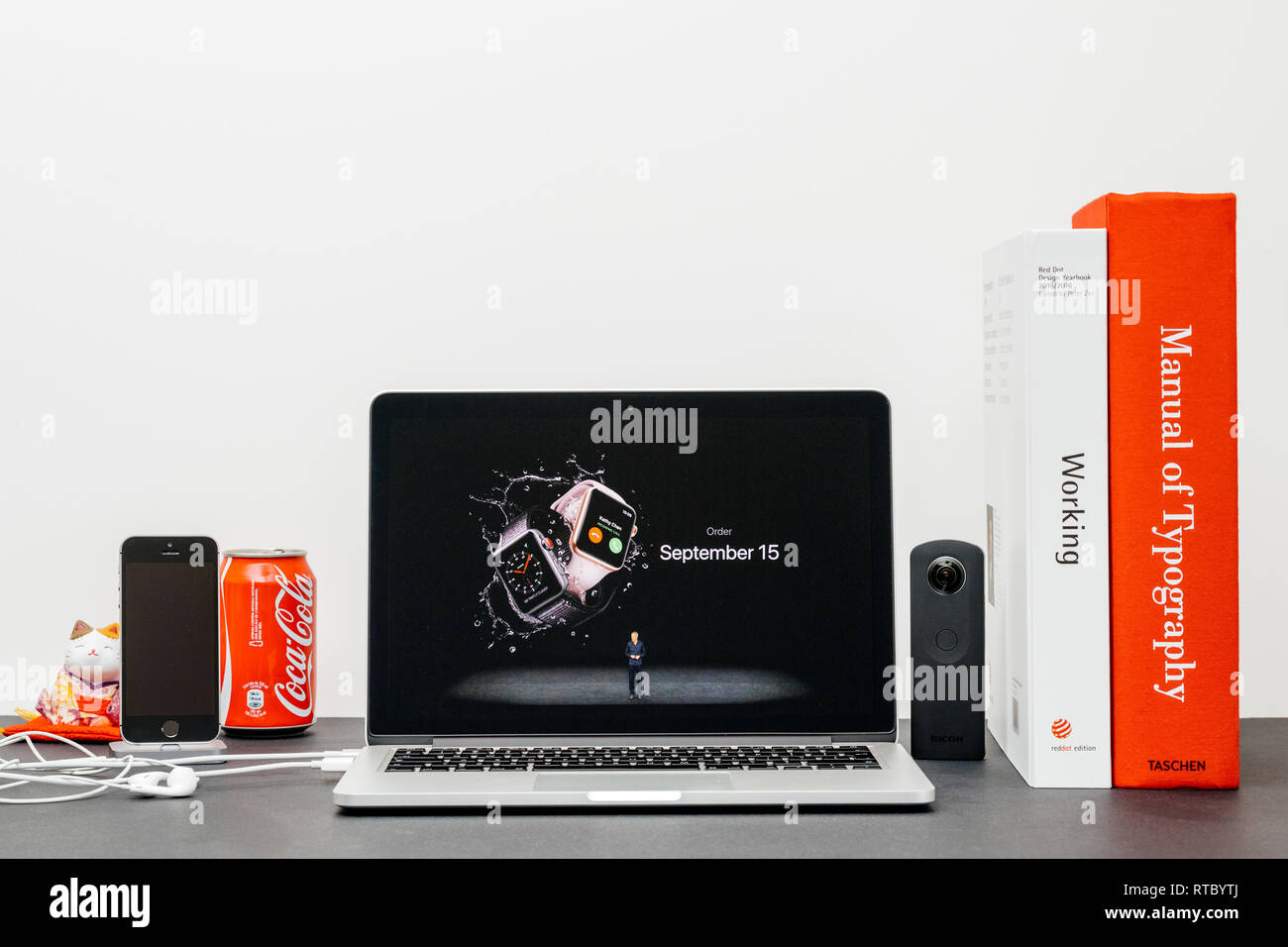 PARIS, Frankreich, 13.September 2017: Minimalistische kreative Zimmer Safari Browser auf MacBook Pro Laptop präsentiert Apple Keynote - Apple COO Jeff Williams bei der Vorstellung des Apple Watch 3 Verfügbarkeit auf Bestellung öffnen Stockfoto