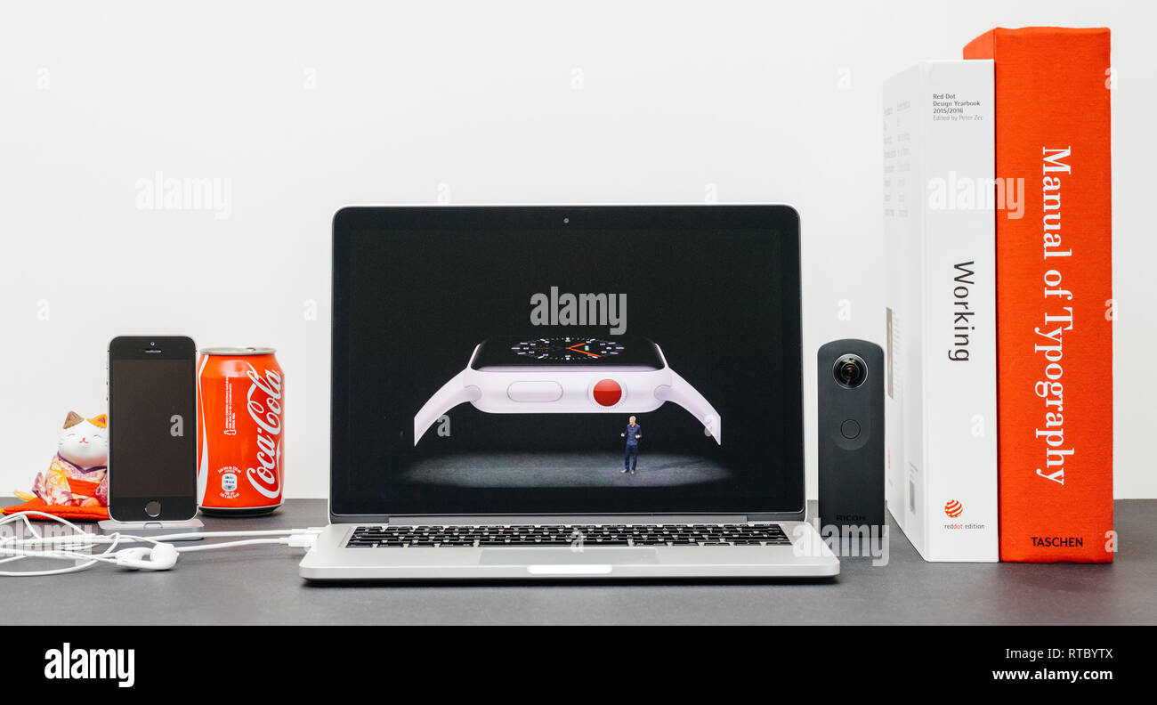 PARIS, Frankreich, 13.September 2017: Minimalistische kreative Zimmer Safari Browser öffnen auf dem MacBook Pro Laptop präsentiert Apple Keynote - Apple COO Jeff Williams bei der Vorstellung des Apple Watch 3 Stockfoto