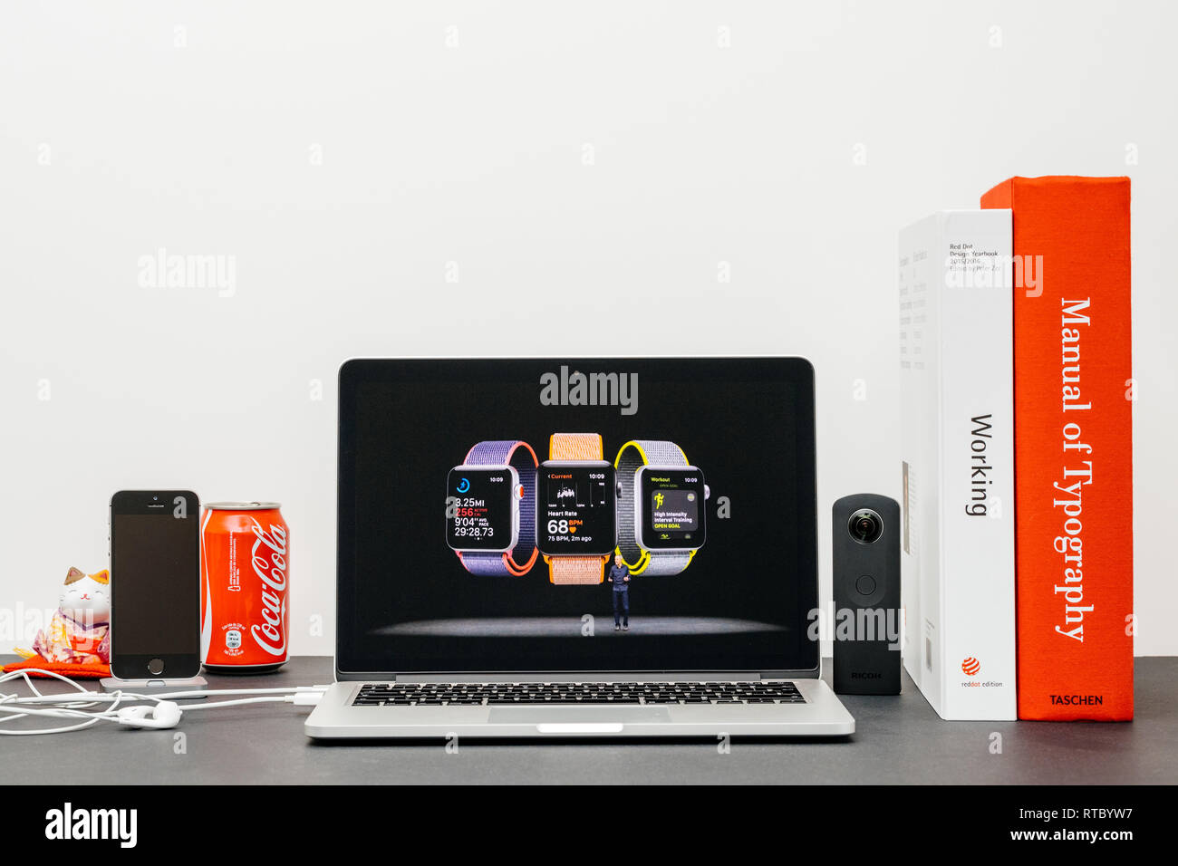 PARIS, Frankreich, 13.September 2017: Minimalistische kreative Zimmer Safari Browser öffnen auf dem MacBook Pro Laptop präsentiert Apple Keynote - Apple COO Jeff Williams bei der Vorstellung des Apple Watch 3 Gesundheit und Sport app Stockfoto