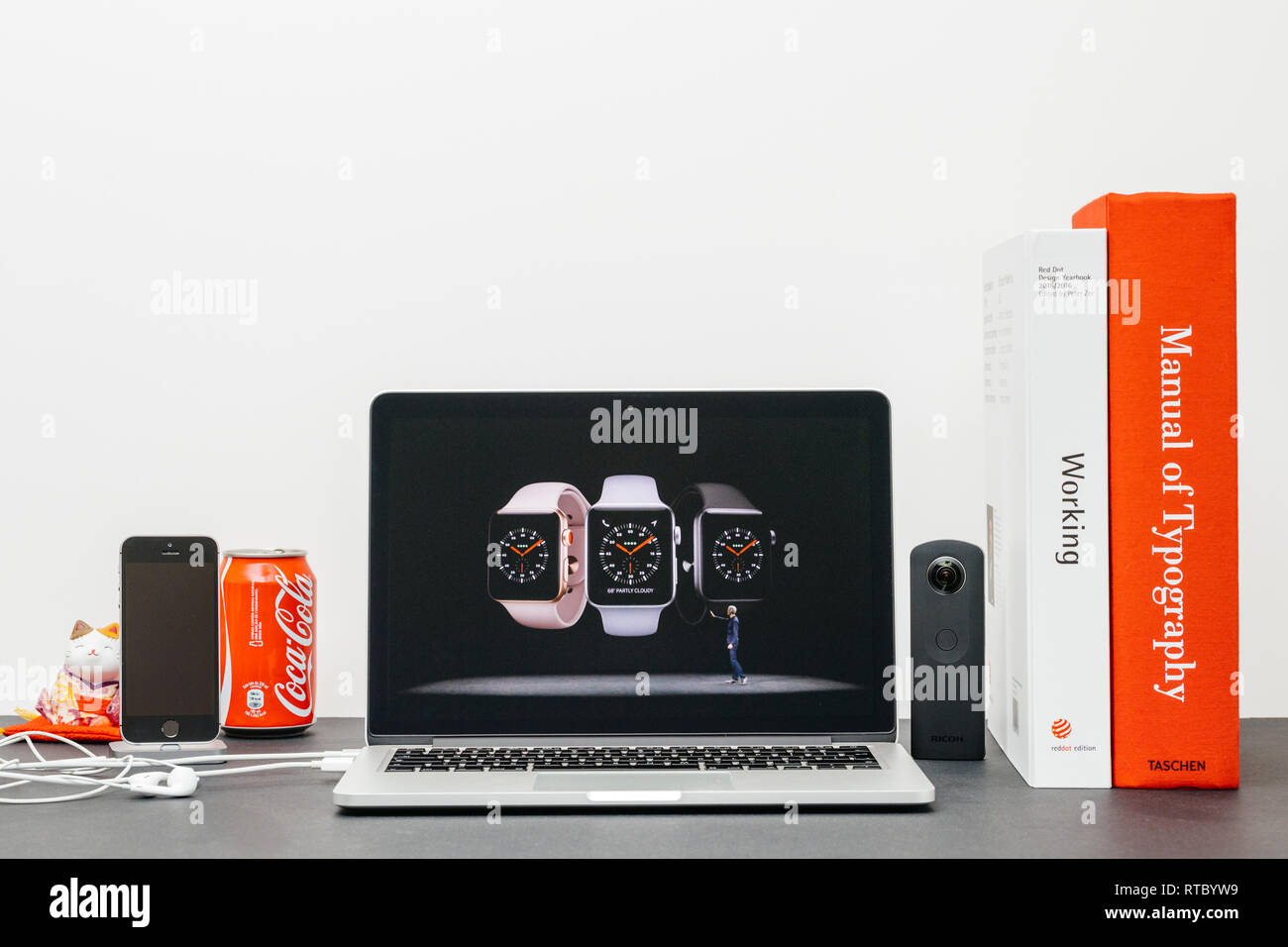 PARIS, Frankreich, 13.September 2017: Minimalistische kreative Zimmer Safari Browser öffnen auf dem MacBook Pro Laptop präsentiert Apple Keynote - Apple COO Jeff Williams bei der Vorstellung des Apple Watch 3 neue Gesichter Stockfoto