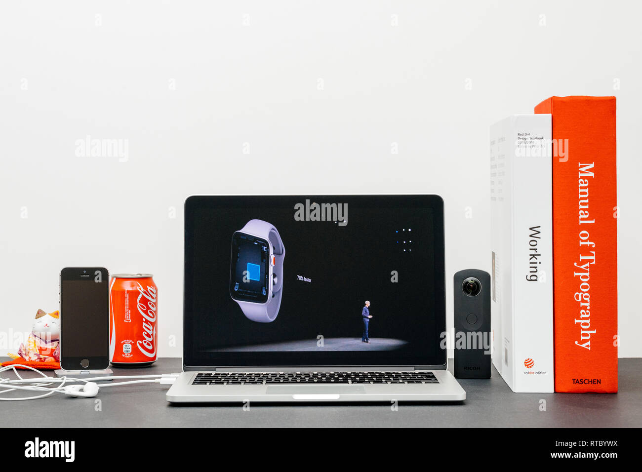 PARIS, Frankreich, 13.September 2017: Minimalistische kreative Zimmer Safari Browser öffnen auf dem MacBook Pro Laptop präsentiert Apple Keynote - Apple COO Jeff Williams bei der Vorstellung des Apple Watch 3 70% schneller Stockfoto