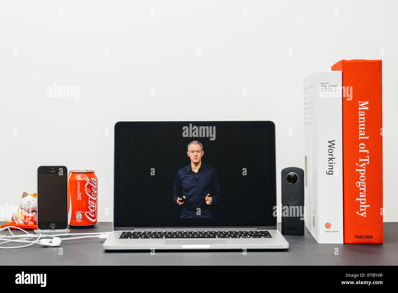 PARIS, Frankreich, 13.September 2017: Minimalistische kreative Zimmer Safari Browser öffnen auf dem MacBook Pro Laptop präsentiert Apple Keynote - Apple COO Jeff Williams bei der Vorstellung des Apple Watch 3 Stockfoto