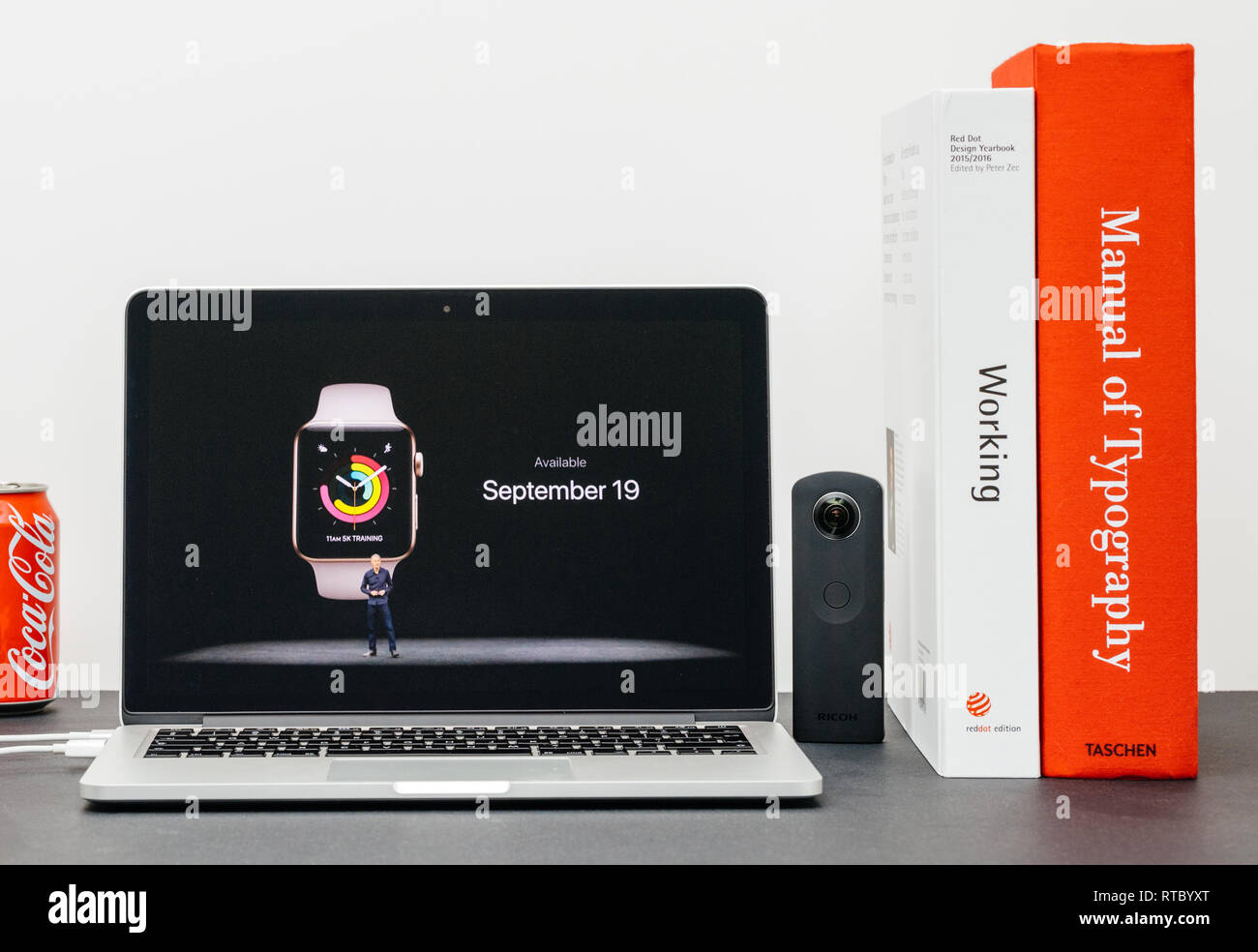 PARIS, Frankreich, 13.September 2017: Minimalistische kreative Zimmer Safari Browser öffnen auf dem MacBook Pro Laptop präsentiert Apple Keynote - Apple COO Jeff Williams bei der Vorstellung des Apple Watch 3 September 19. Stockfoto