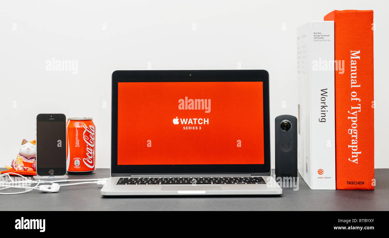 PARIS, Frankreich, 13.September 2017: Minimalistische kreative Zimmer Safari Browser öffnen auf dem MacBook Pro Laptop präsentiert Apple Keynote - Vorstellung des Apple Watch 3 Stockfoto