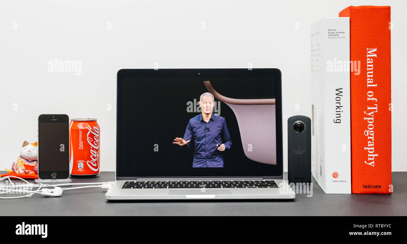 PARIS, Frankreich, 13.September 2017: Minimalistische kreative Zimmer Safari Browser öffnen auf dem MacBook Pro Laptop präsentiert Apple Keynote - Apple COO Jeff Williams bei der Vorstellung des Apple Watch 3 Stockfoto