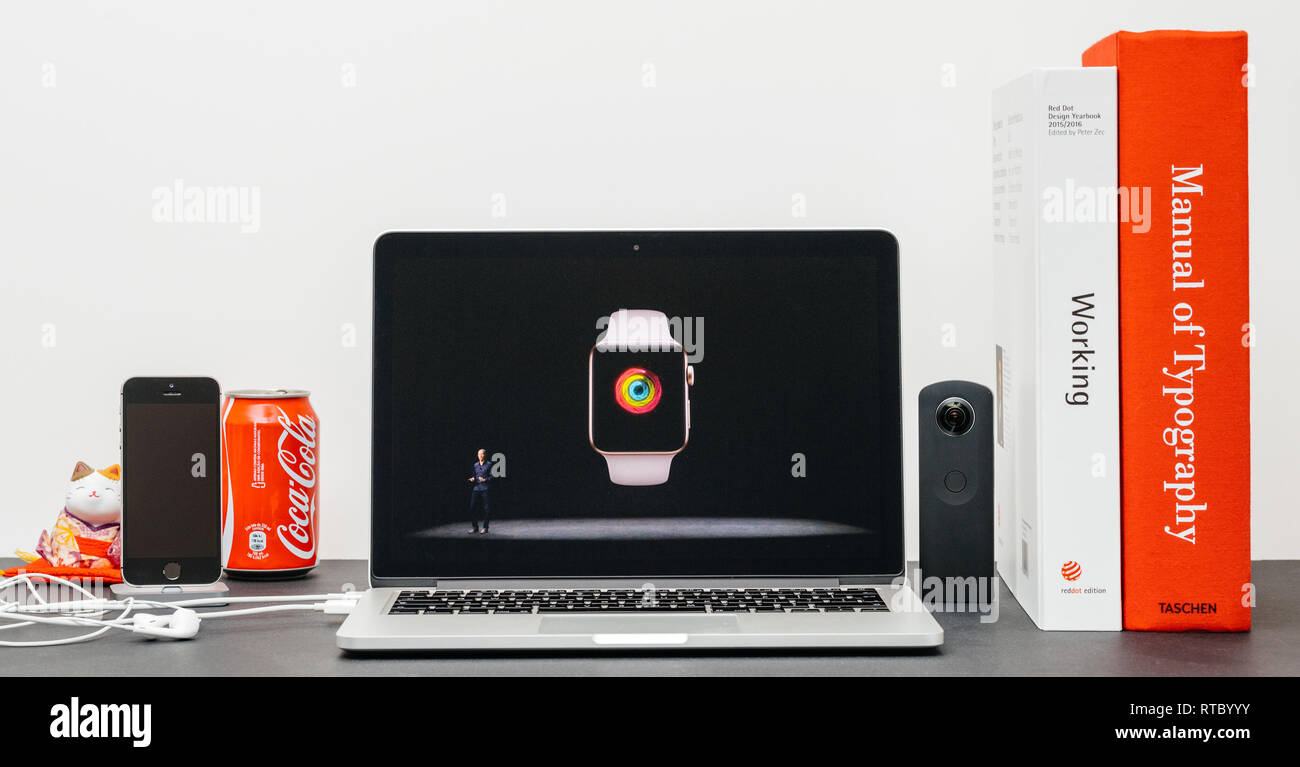 PARIS, Frankreich, 13.September 2017: Minimalistische kreative Zimmer Safari Browser öffnen auf dem MacBook Pro Laptop präsentiert Apple Keynote - Apple COO Jeff Williams bei der Vorstellung des Apple Watch 3 Herzlichen Glückwunsch Meilensteine Stockfoto