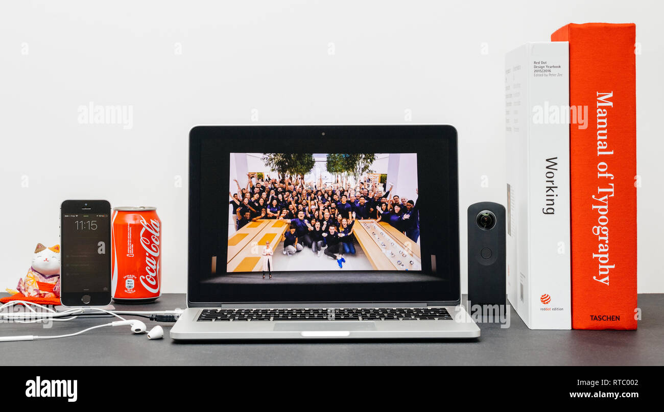 PARIS, Frankreich, 13.September 2017: Minimalistische Kreativraum mit Safari Browser öffnen auf dem MacBook Pro Laptop präsentiert Apple Keynote Website Apple Retail chief Angela Ahrendts für eine Retail-Update. Stockfoto