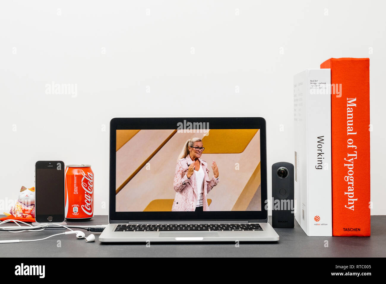 PARIS, Frankreich, 13.September 2017: Minimalistische Kreativraum mit Safari Browser öffnen auf dem MacBook Pro Laptop präsentiert Apple Keynote Website Apple Retail chief Angela Ahrendts für eine Retail-Update. Stockfoto