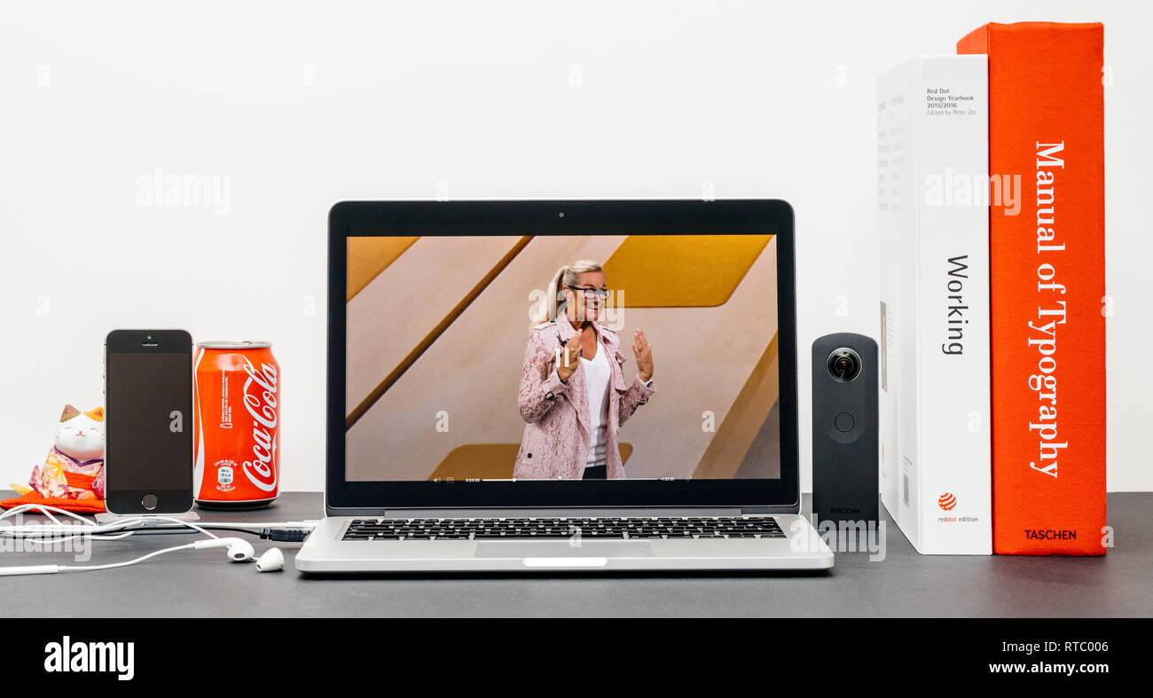 PARIS, Frankreich, 13.September 2017: Minimalistische Kreativraum mit Safari Browser öffnen auf dem MacBook Pro Laptop präsentiert Apple Keynote Website Apple Retail chief Angela Ahrendts für eine Retail-Update. Stockfoto