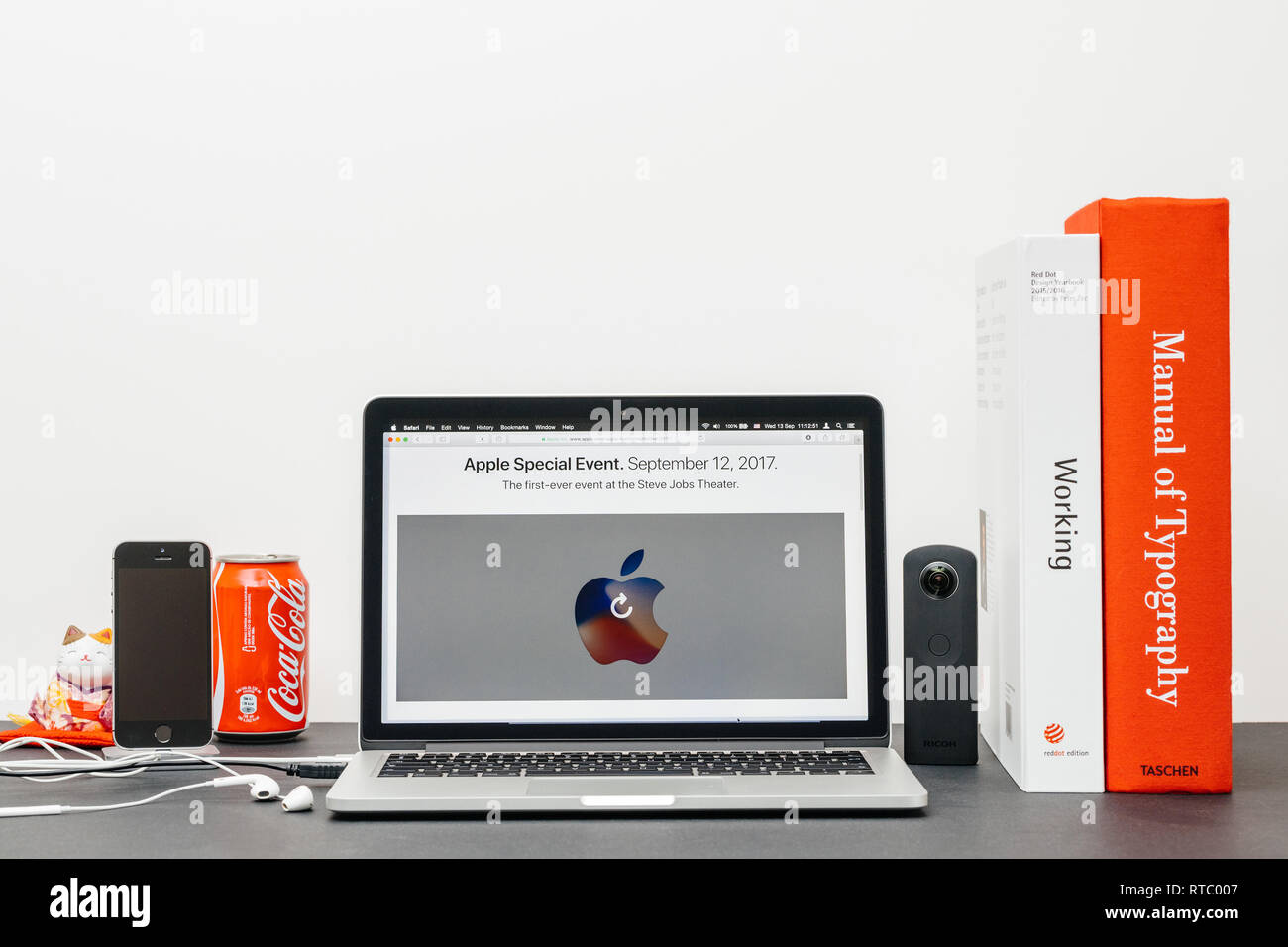 PARIS, Frankreich, 13.September 2017: Minimalistische Kreativraum mit Safari Browser öffnen auf dem MacBook Pro Laptop präsentiert Apple Keynote Website Apple Retail chief Angela Ahrendts für eine Retail-Update. Stockfoto