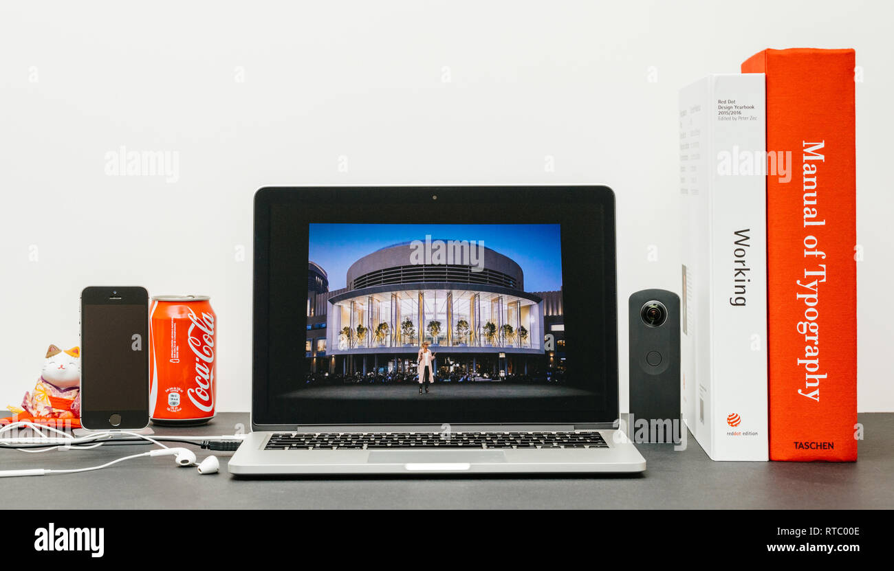 PARIS, Frankreich, 13.September 2017: Minimalistische Kreativraum mit Safari Browser öffnen auf dem MacBook Pro Laptop präsentiert Apple Keynote Website Apple Retail chief Angela Ahrendts für eine Retail-Update. Stockfoto