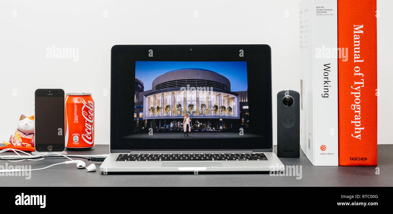 PARIS, Frankreich, 13.September 2017: Minimalistische Kreativraum mit Safari Browser öffnen auf dem MacBook Pro Laptop präsentiert Apple Keynote Website Apple Retail chief Angela Ahrendts für eine Retail-Update. Stockfoto