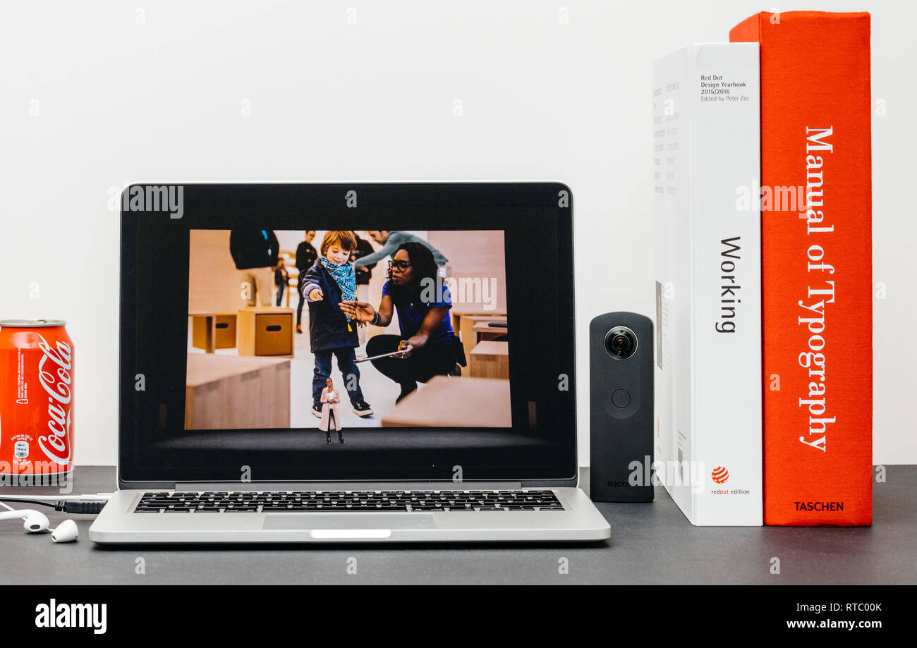 PARIS, Frankreich, 13.September 2017: Minimalistische Kreativraum mit Safari Browser öffnen auf dem MacBook Pro Laptop präsentiert Apple Keynote Website Apple Retail chief Angela Ahrendts für eine Retail-Update. Stockfoto
