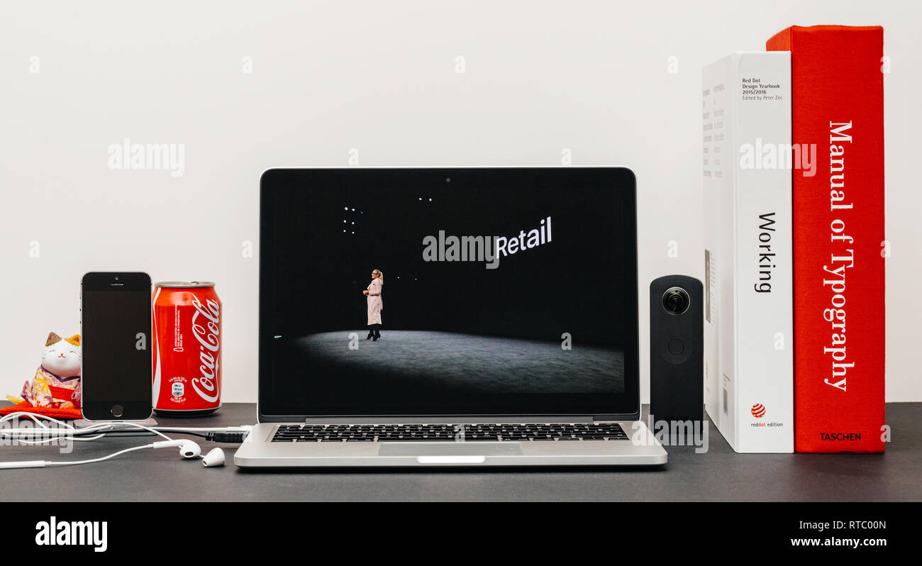 PARIS, Frankreich, 13.September 2017: Minimalistische Kreativraum mit Safari Browser öffnen auf dem MacBook Pro Laptop präsentiert Apple Keynote Website Apple Retail chief Angela Ahrendts für eine Retail-Update. Stockfoto