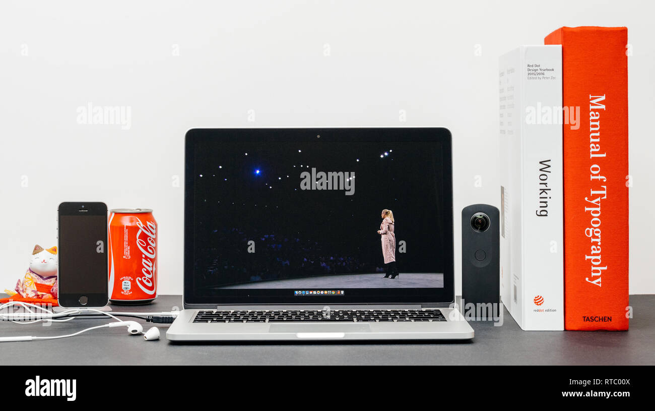 PARIS, Frankreich, 13.September 2017: Minimalistische Kreativraum mit Safari Browser öffnen auf dem MacBook Pro Laptop präsentiert Apple Keynote Website Apple Retail chief Angela Ahrendts für eine Retail-Update. Stockfoto