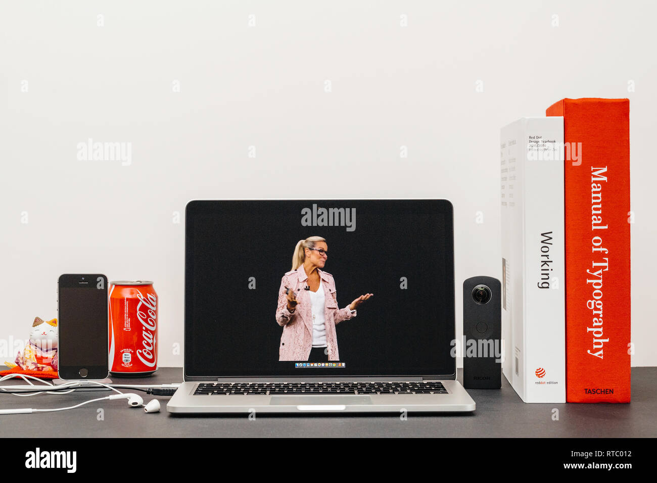 PARIS, Frankreich, 13.September 2017: Minimalistische Kreativraum mit Safari Browser öffnen auf dem MacBook Pro Laptop präsentiert Apple Keynote Website Apple Retail chief Angela Ahrendts für eine Retail-Update. Stockfoto
