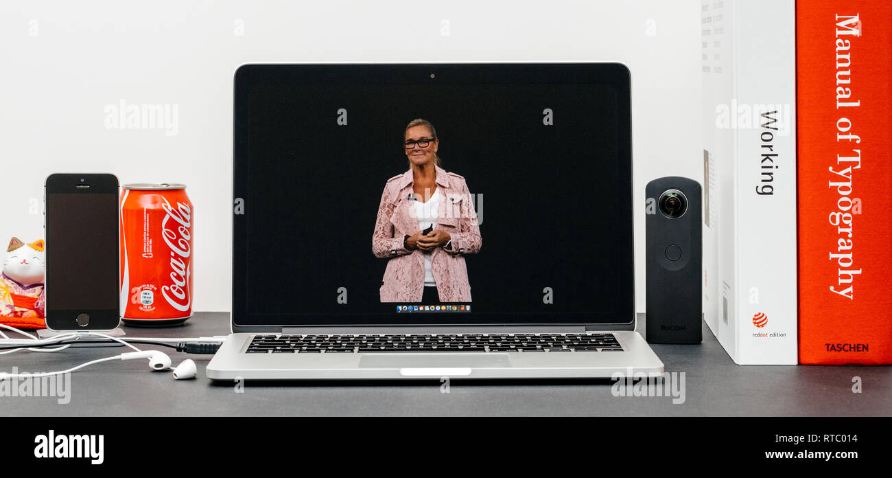 PARIS, Frankreich, 13.September 2017: Minimalistische Kreativraum mit Safari Browser öffnen auf dem MacBook Pro Laptop präsentiert Apple Keynote Website Apple Retail chief Angela Ahrendts für eine Retail-Update. Stockfoto