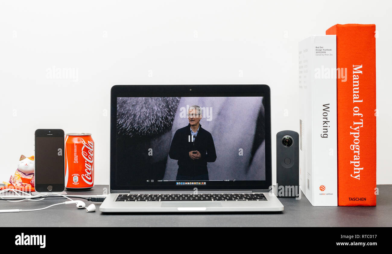 PARIS, Frankreich, 13.September 2017: Minimalistische kreative Zimmer mit Safari Browser auf MacBook Pro Laptop präsentiert Apple Keynote Website mit Tim Cook sprechen über Steve Jobs öffnen Stockfoto