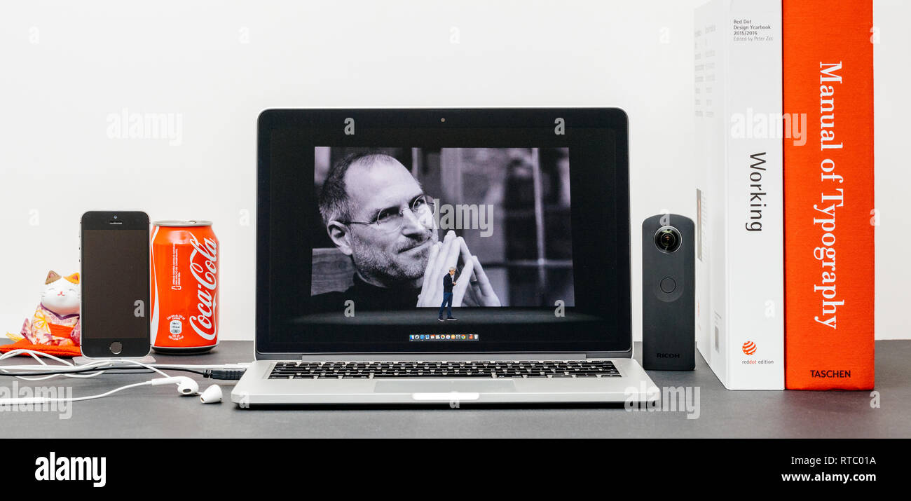PARIS, Frankreich, 13.September 2017: Minimalistische kreative Zimmer mit Safari Browser auf MacBook Pro Laptop präsentiert Apple Keynote Website mit Tim Cook sprechen über Steve Jobs öffnen Stockfoto