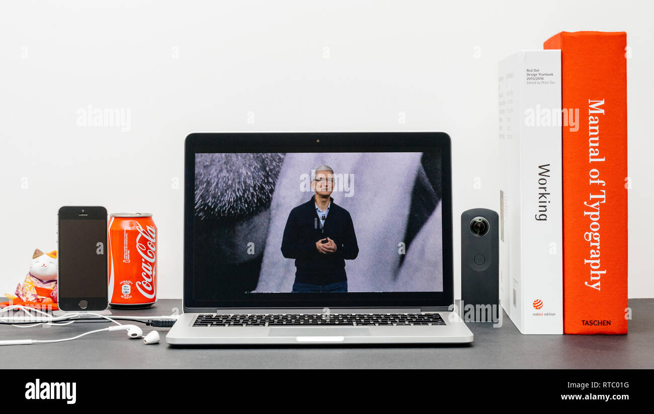 PARIS, Frankreich, 13.September 2017: Minimalistische kreative Zimmer mit Safari Browser auf MacBook Pro Laptop präsentiert Apple Keynote Website mit Tim Cook sprechen über Steve Jobs öffnen Stockfoto