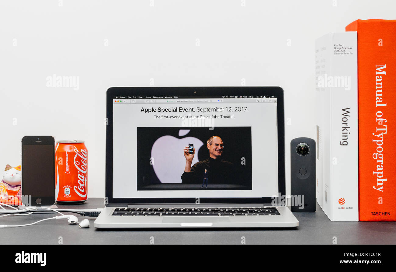 PARIS, Frankreich, 13.September 2017: Minimalistische kreative Zimmer mit Safari Browser auf MacBook Pro Laptop präsentiert Apple Keynote Website mit Tim Cook sprechen über Steve Jobs öffnen Stockfoto