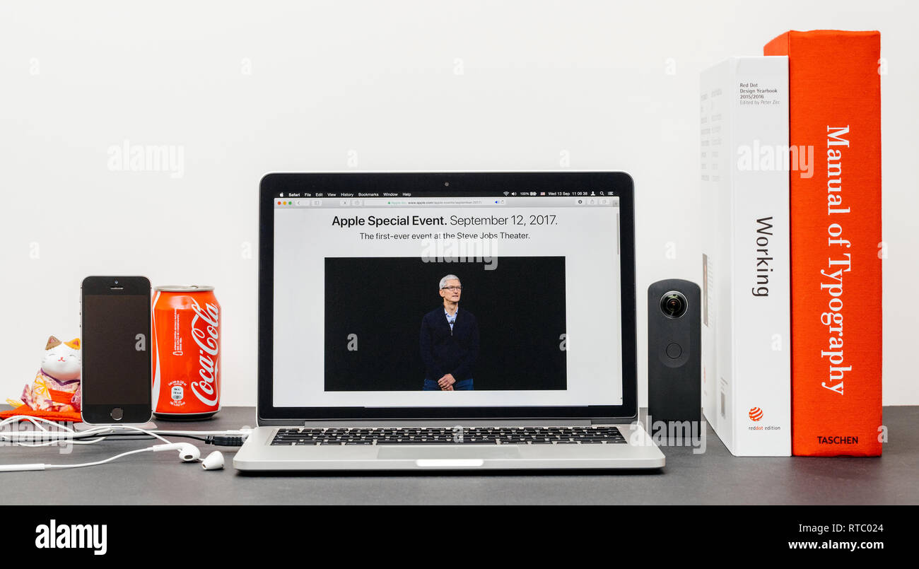 PARIS, Frankreich, 13.September 2017: Minimalistische Kreativraum mit Safari Browser öffnen auf dem MacBook Pro Laptop präsentiert Apple Keynote Website mit Tim Cook Apple CEO auf die Bühne Stockfoto
