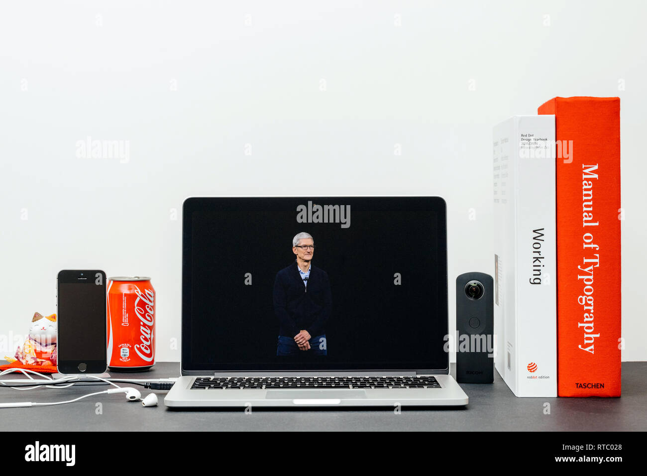 PARIS, Frankreich, 13.September 2017: Minimalistische Kreativraum mit Safari Browser öffnen auf dem MacBook Pro Laptop präsentiert Apple Keynote Website mit Tim Cook Apple CEO auf die Bühne Stockfoto