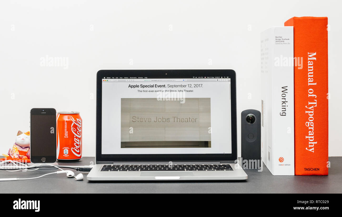 PARIS, Frankreich, 13.September 2017: Minimalistische Kreativraum mit Safari Browser öffnen auf dem MacBook Pro Laptop präsentiert Apple Keynote Website mit Steve Jobs Theater Stockfoto