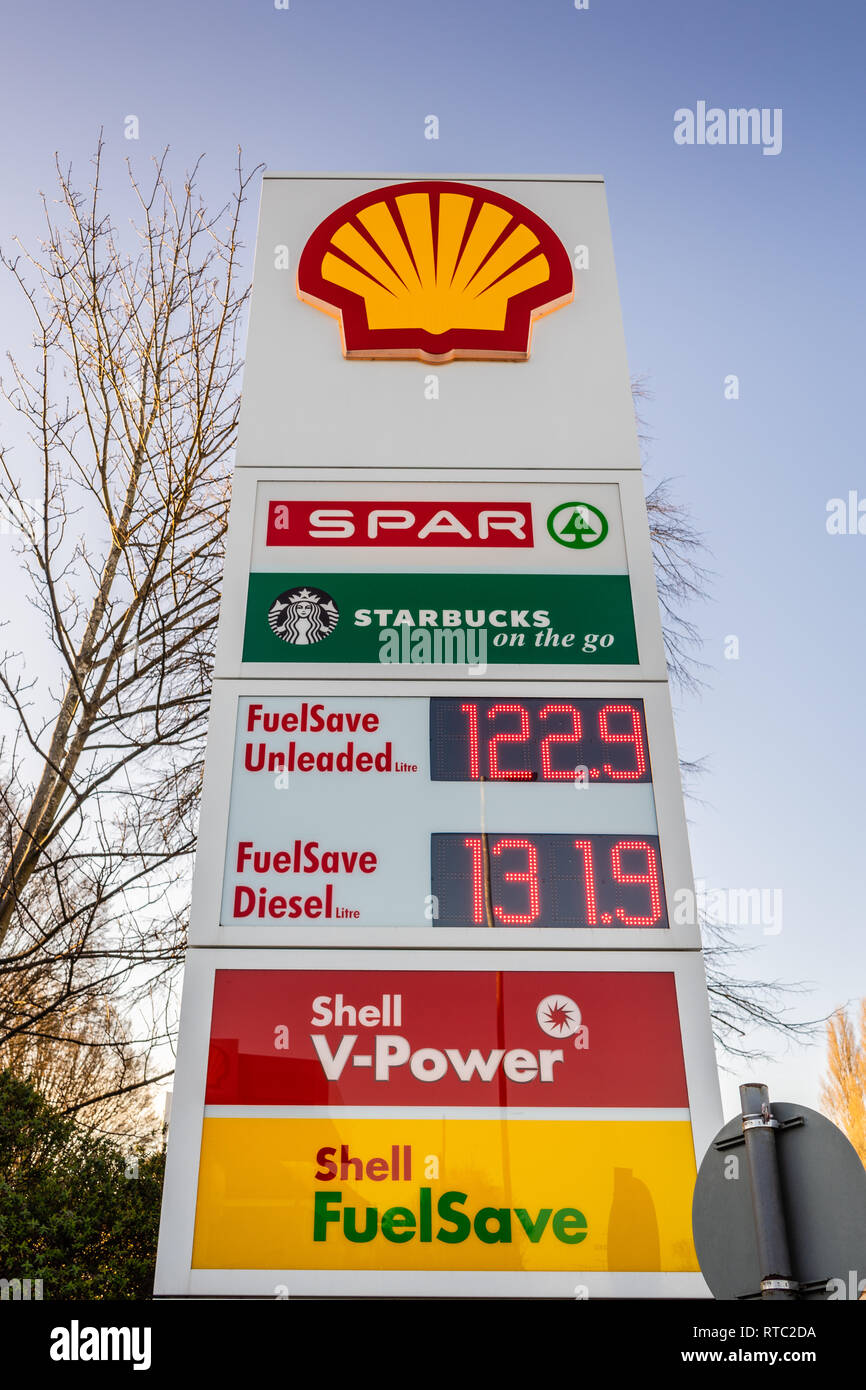 Kraftstoffpreis Anzeige an der Shell Tankstelle in England während 2019, Großbritannien Stockfoto