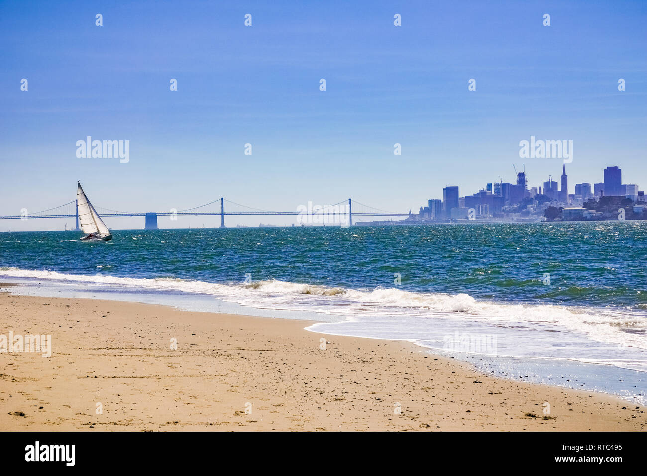 September 24, 2016 - Angel Island, Kalifornien - Segelschiff als von Angel Island gesehen; auf dem Hintergrund der Bay Bridge und der Financial District sk Stockfoto