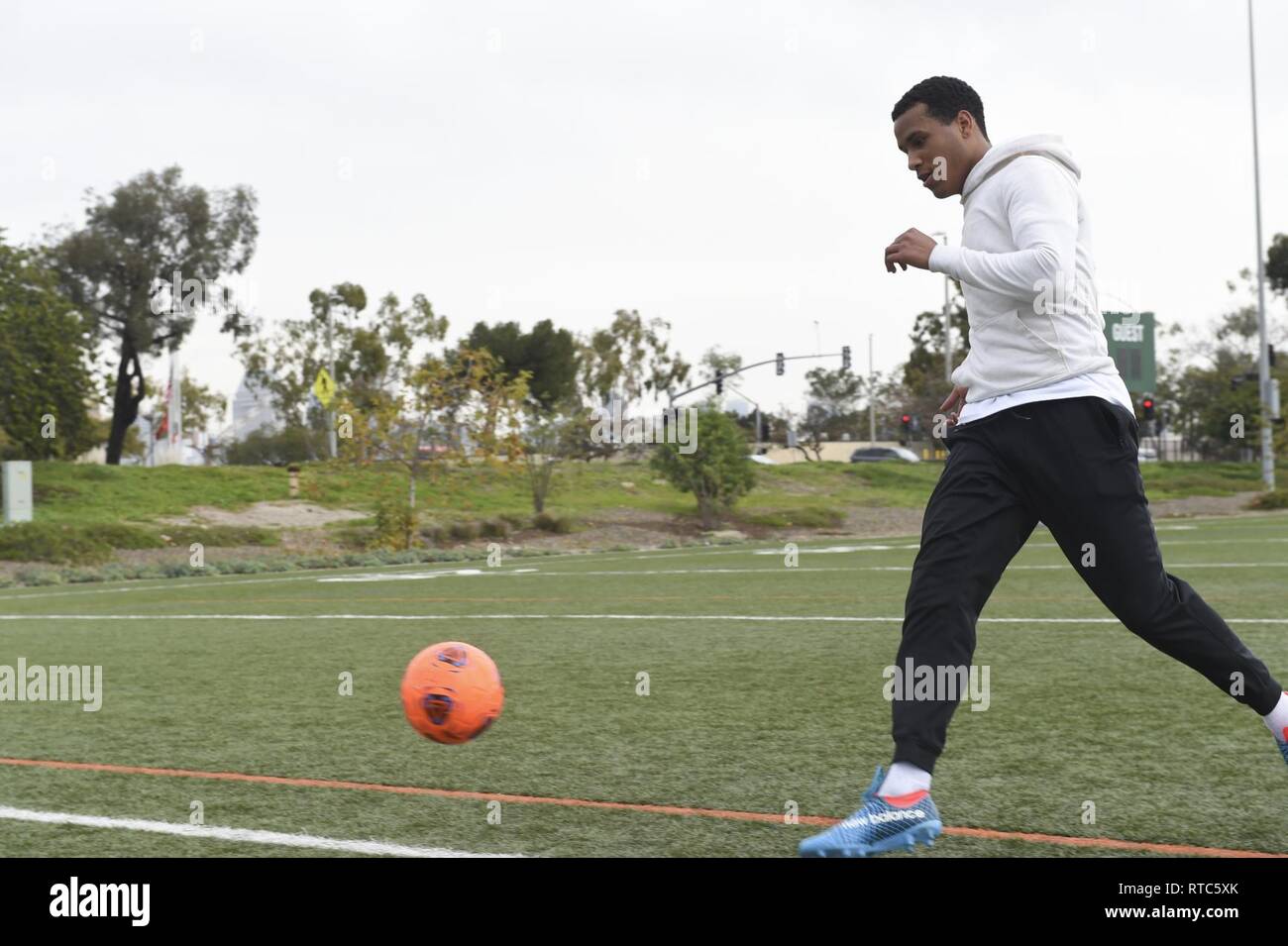 San Diego (Feb. 09, 2019) Seaman Allen Stewart, zugeordnet zu den Flugzeugträger USS Theodore Roosevelt (CVN-71), läuft auf einen Fußball während seiner körperlichen Fitness Training am Naval Air Station North Island. Die Einbeziehung der Sport in seiner physischen Eignungregierung Seaman Stewart spielt Fußball für drei Stunden jedes Wochenende, um in Form zu bleiben. Stockfoto