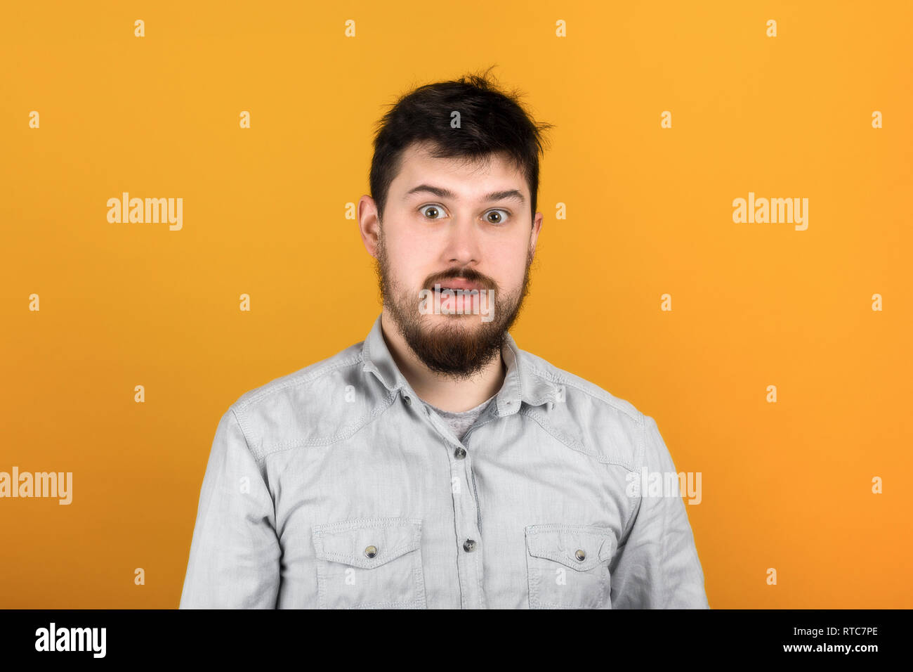 Bärtiger Mann im Schock Gesicht, skeptisch und sarkastisch suchen, mit offenem Mund überrascht Stockfoto