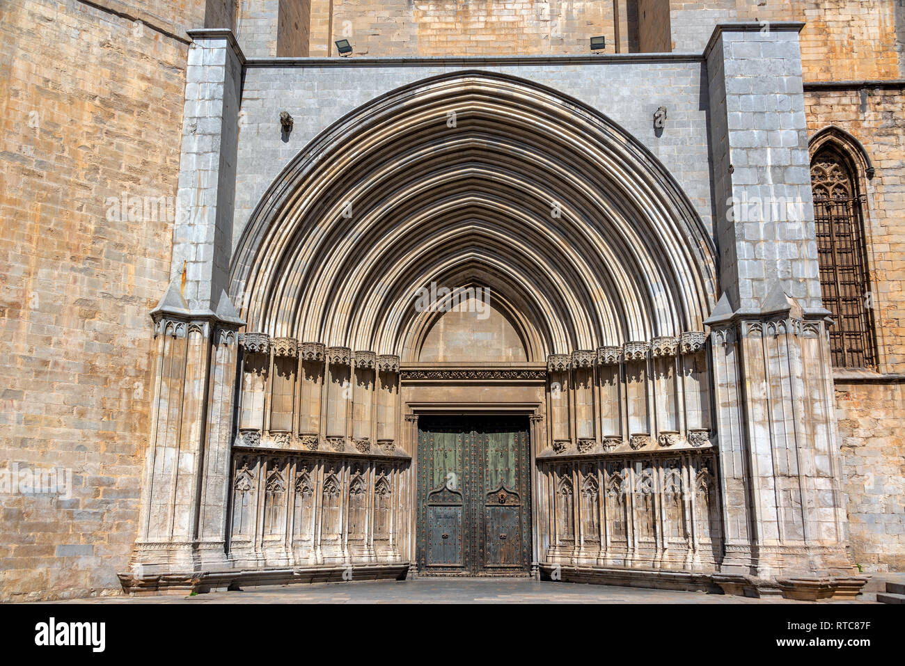 Schönen verzierten Eingang zur Kathedrale in Girona, Spanien Stockfoto