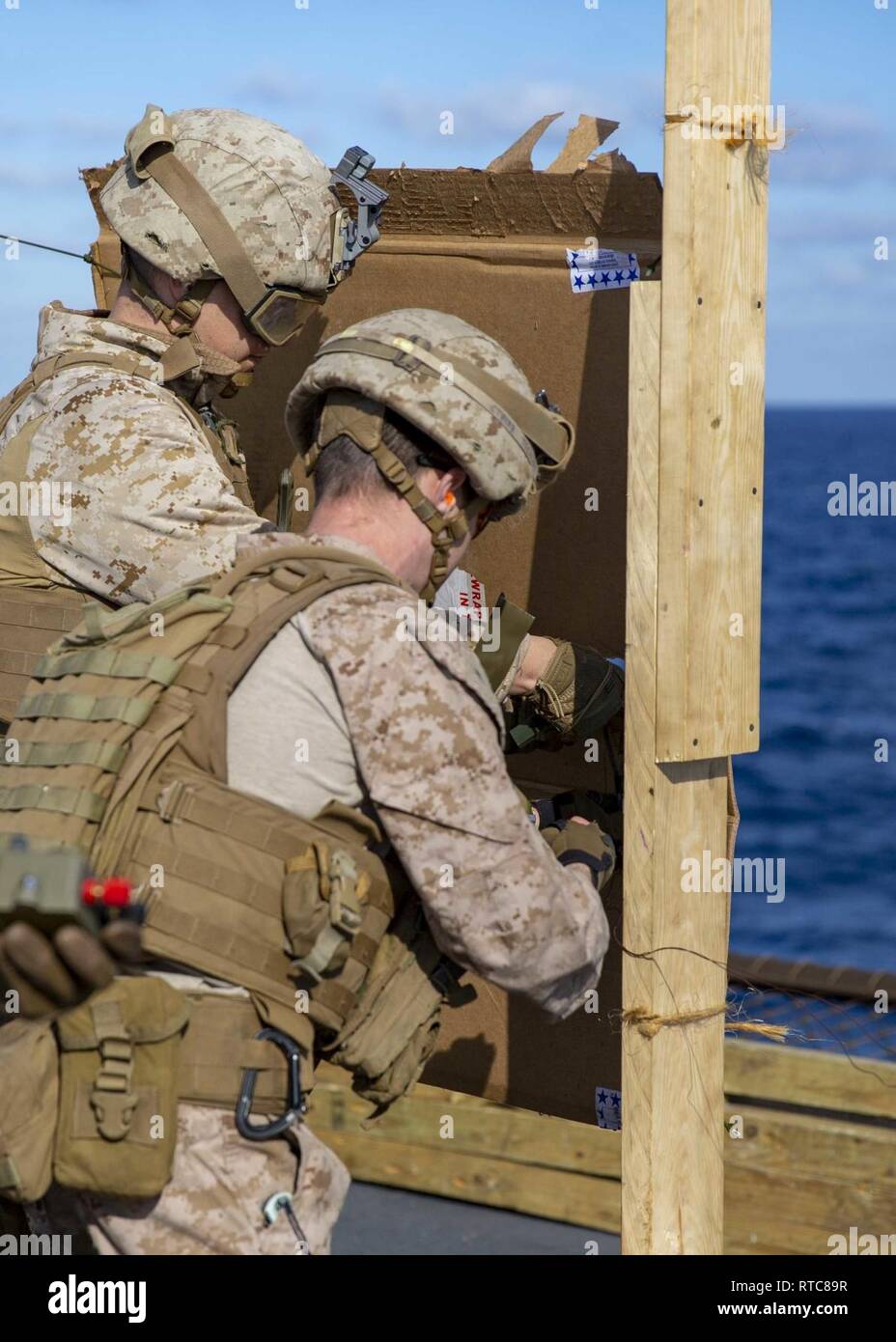 Mittelmeer (Feb. 11, 2019) - US-Marines, die dem zugeordnet 22 Marine Expeditionary Unit ein hoch explosives "Donut" auf einem simulieren Tür während einer Live-fire Übung auf dem Flugdeck der San Antonio-Klasse amphibious Transport dock Schiff USS Arlington LPD (24), 24.02.11, 2019. Arlington einen geplanten Einsatz als Teil der 22 MEU und der kearsarge Amphibischen bereit, zur Unterstützung der Maritime Security Operations, Krisenbewältigung und Theater Zusammenarbeit im Bereich Sicherheit und zugleich eine vorwärts Naval und Marine Präsenz. Stockfoto