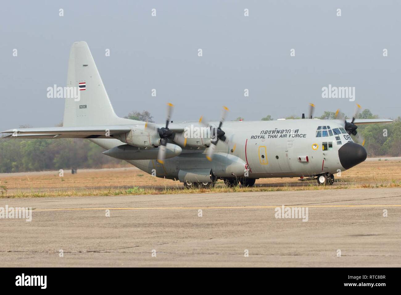 Ein Royal Thai Air Force Flugzeuge Taxis vor dem Start für eine Mission mit US Air Force Partner vor dem Kick-off der Übung Cobra Gold 2019 in Korat Royal Thai Air Force Base, Thailand, Jan. 11, 2019. Cobra Gold ist ein Thai-US-co-gesponsert Übung, fördert regionale Partnerschaften für die Zusammenarbeit im Indopazifik. Stockfoto