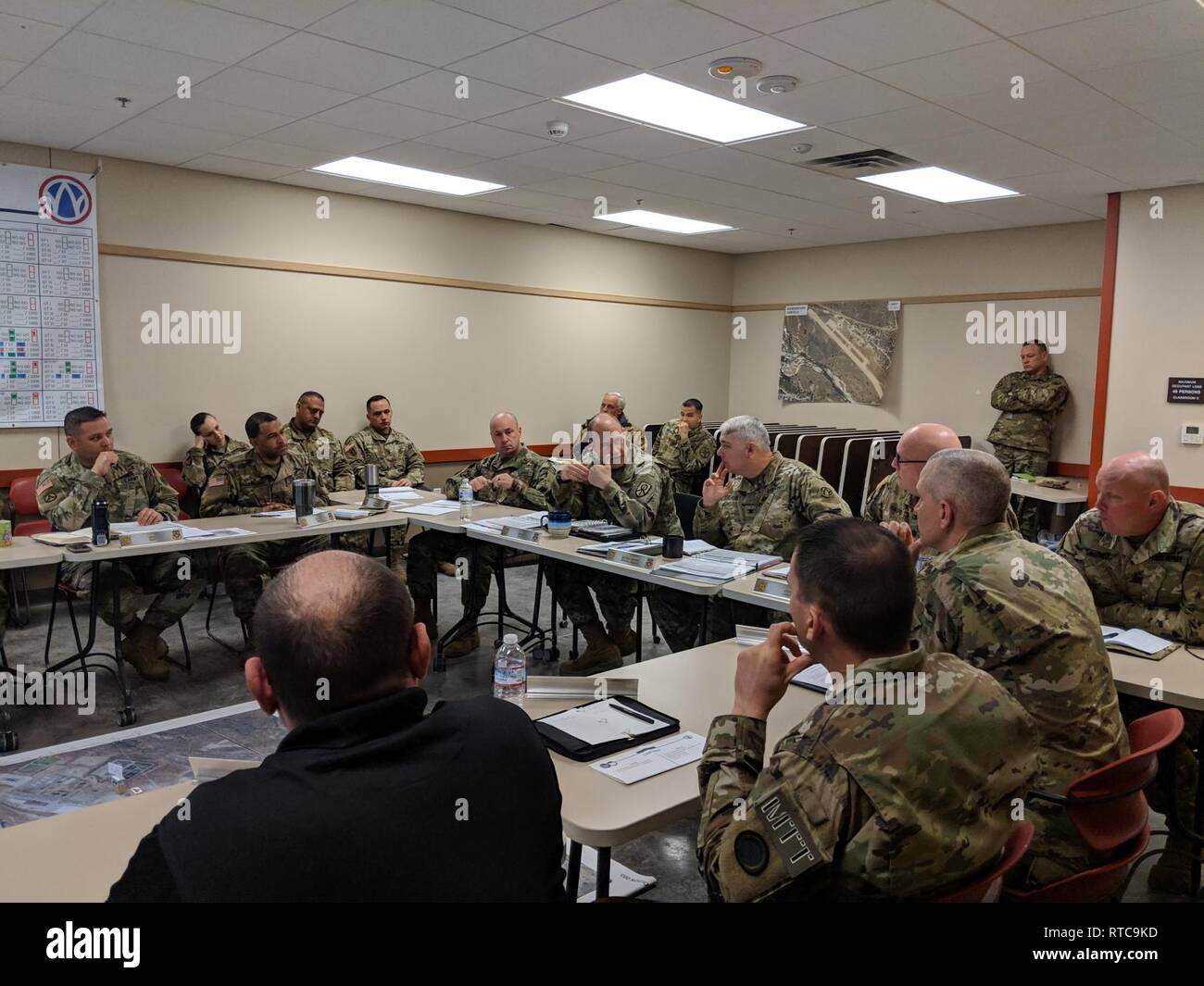 Brig. General John W. Aarsen, Kommandant der 451St Sustainment Command (Auslandseinsätze), mit Sitz in Wichita, Kan., erhält eine von Oberst Michael Beane aktualisieren und den Mitarbeitern der 89th Sustainment Brigade auf das Fortschreiten der Ausbildung im Betrieb Cold Steel III am Fort Hunter Liggett, Calif., am 12. Februar 2019. Allgemeine Offiziere häufig besuchen große Training Veranstaltungen wie OCS III Leitlinien an die Hand zu geben und sicherzustellen, dass Soldaten sind das beste Training möglich. Betrieb Cold Steel III Züge und qualifiziert Armee-reserve Soldaten auf M2 .50 Kaliber Maschinengewehre, M19 40 mm automatische Granatwerfer Stockfoto