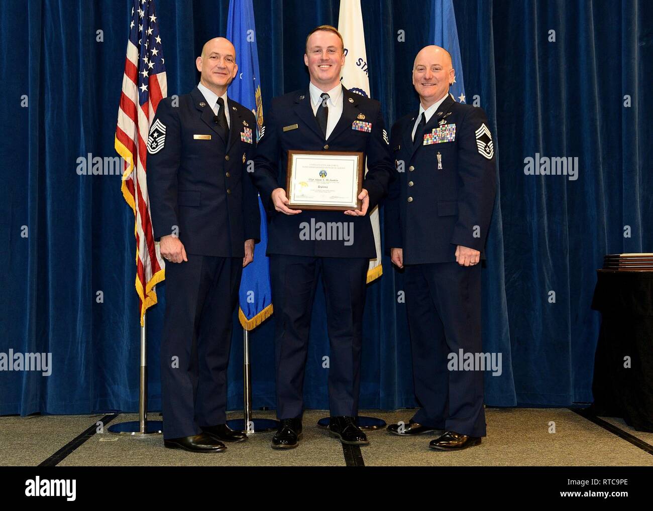 Us Air Force Staff Sgt. Adam McJunkin von der USAF zentralen Befehl erhält der Distinguished Graduate Award während der Abschlussfeier für noncommissioned Officer Academy, Klasse 19-2, 12. Februar 2019, an der Chief Master Sergeant Paul H. Lankford Soldaten Professional Military Education Center auf McGhee Tyson Air National Guard Base in East Tennessee. Stockfoto