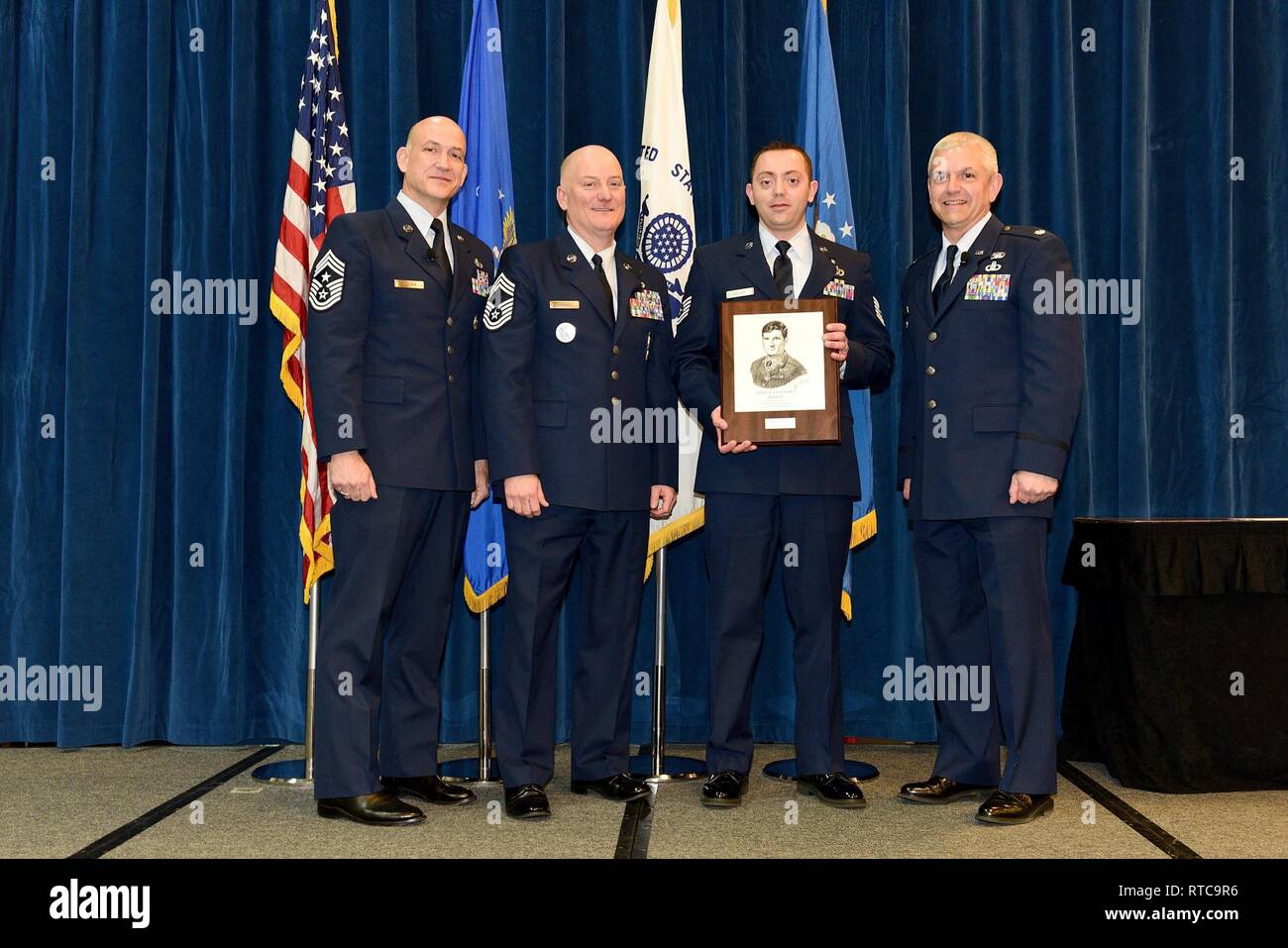 Us Air Force Tech. Sgt. Peter Berger vom 88. Medizinische Operationen Squadron erhält die John L. Levitow Award während der Abschlussfeier für noncommissioned Officer Academy, Klasse 19-2, 12. Februar 2019, an der Chief Master Sergeant Paul H. Lankford Soldaten Professional Military Education Center auf McGhee Tyson Air National Guard Base in East Tennessee. Stockfoto