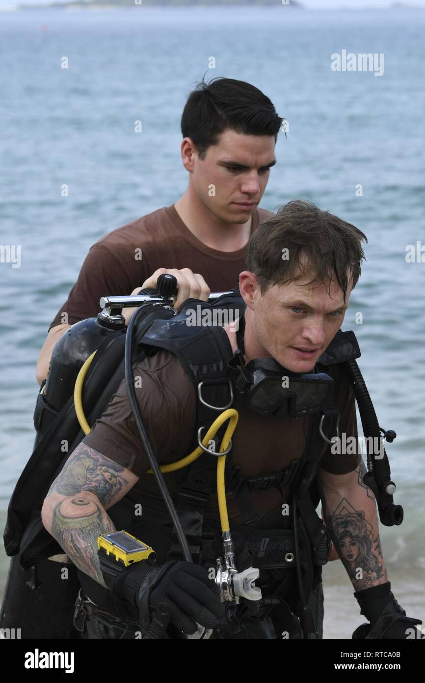 U.S. Navy diver kommt an Land nach Durchführung unterwasser Ausbildung während Cobra Gold 19 zum Hat Yao Strand, Königreich Thailand, 12.02.2019. Übung Cobra Gold ist das größte Theater Sicherheit Zusammenarbeit Übung im Indo-pazifischen Region und ist ein integraler Bestandteil der US-Engagement Engagement in der Region zu stärken. Übung Cobra Gold 2019 ist eine jährliche Übung im Königreich Thailand durchgeführt wurde ab Feb 12-23 mit sieben voll teilnehmenden Nationen. Stockfoto